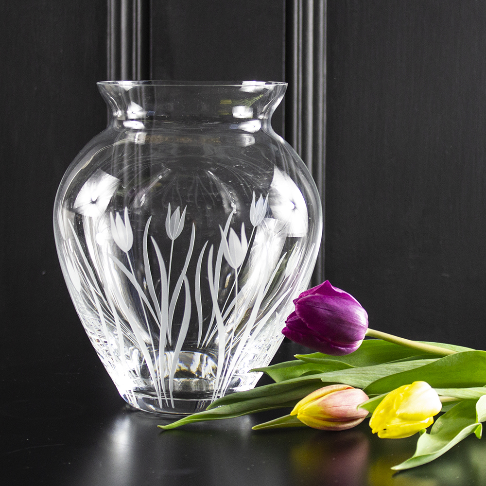 Grand vase tulipe en cristal de Bohême à décor tournant de s Grand vase tulipe en cristal de Bohême à décor tournant de s